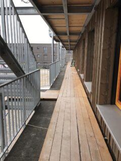 Blick auf den Laubengang eines der Gebäude des Projekts Raumteiler